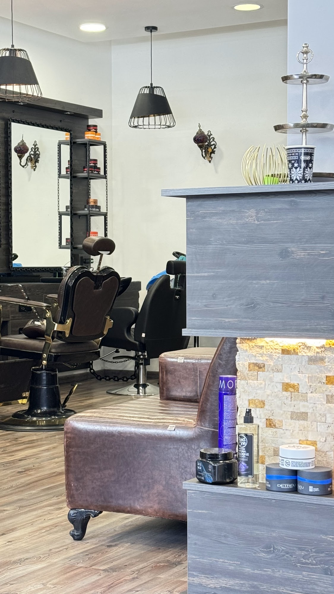 Detailansicht klassischer Barber-Stuhl mit Goldakzenten