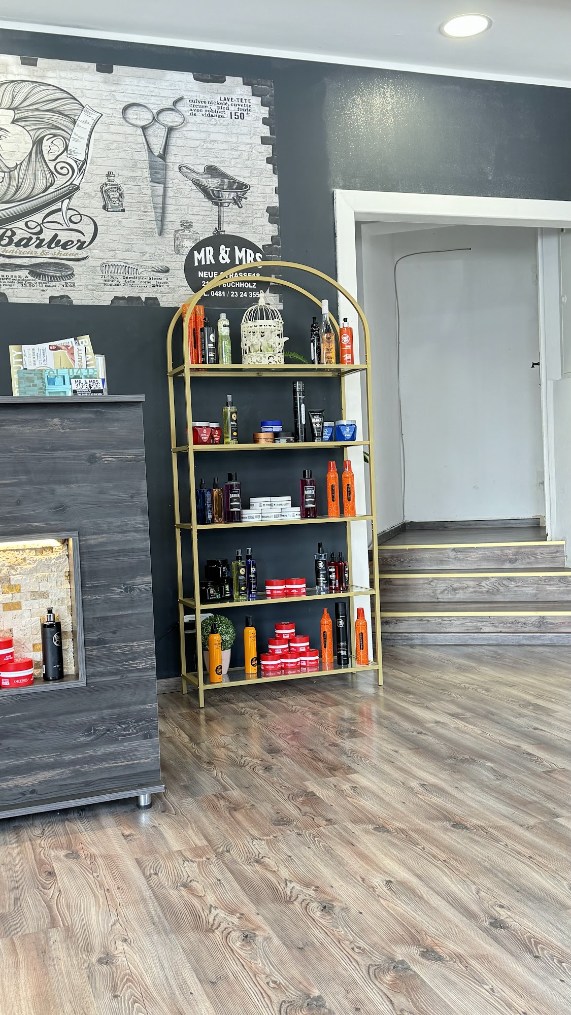 Premium Pflege- und Styling-Produkte im Regal