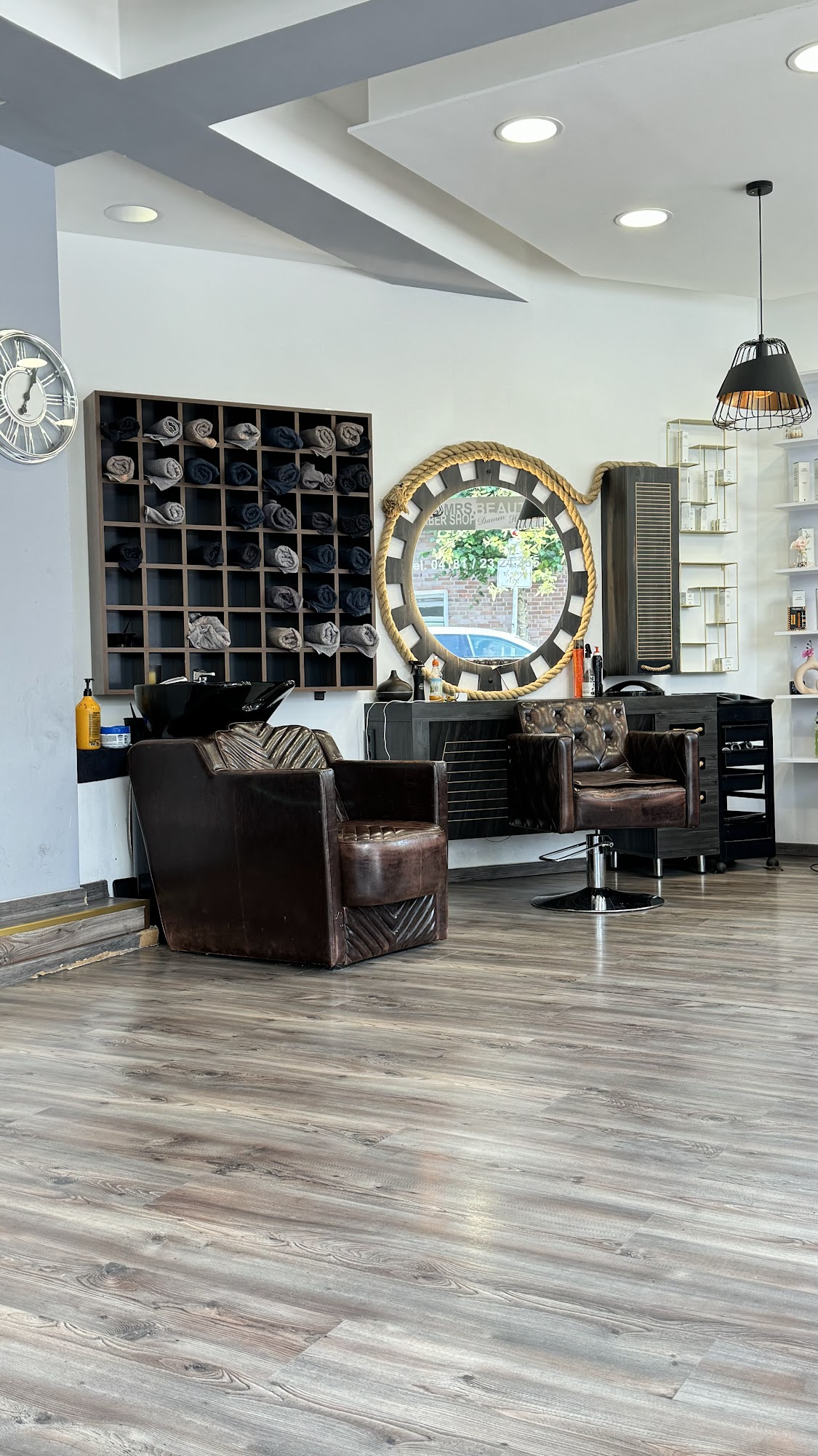 Waschbereich mit Handtuchregal und Chesterfield-Sessel