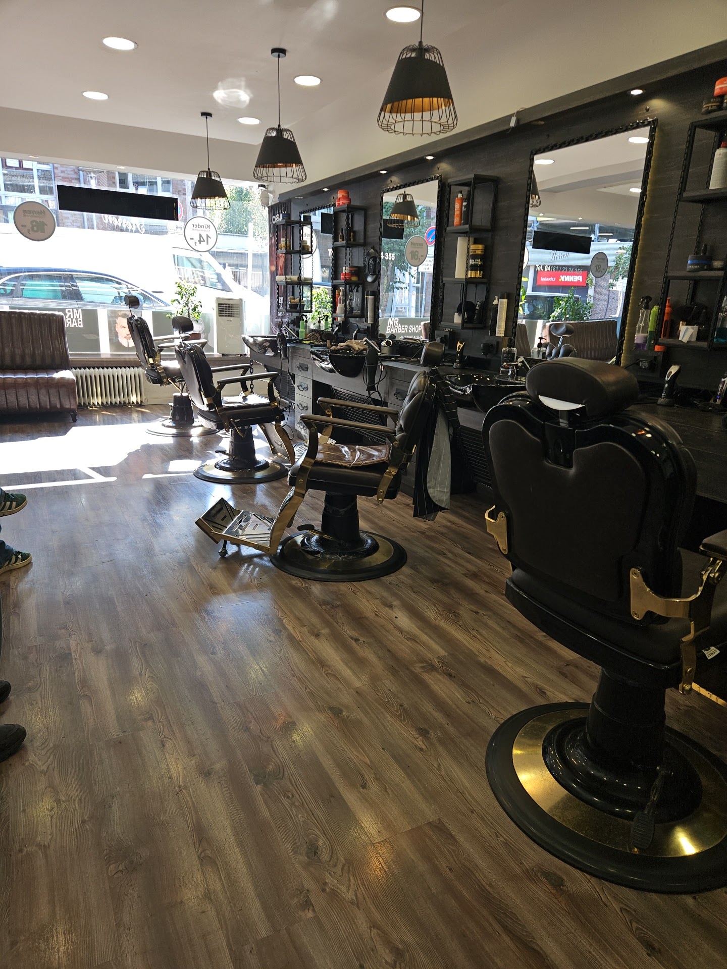 Barber-Stühle und Arbeitsplätze im Salon